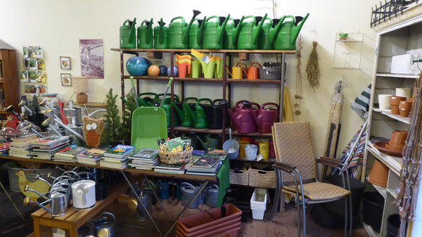 Gießkannen, Blumentöpfe...